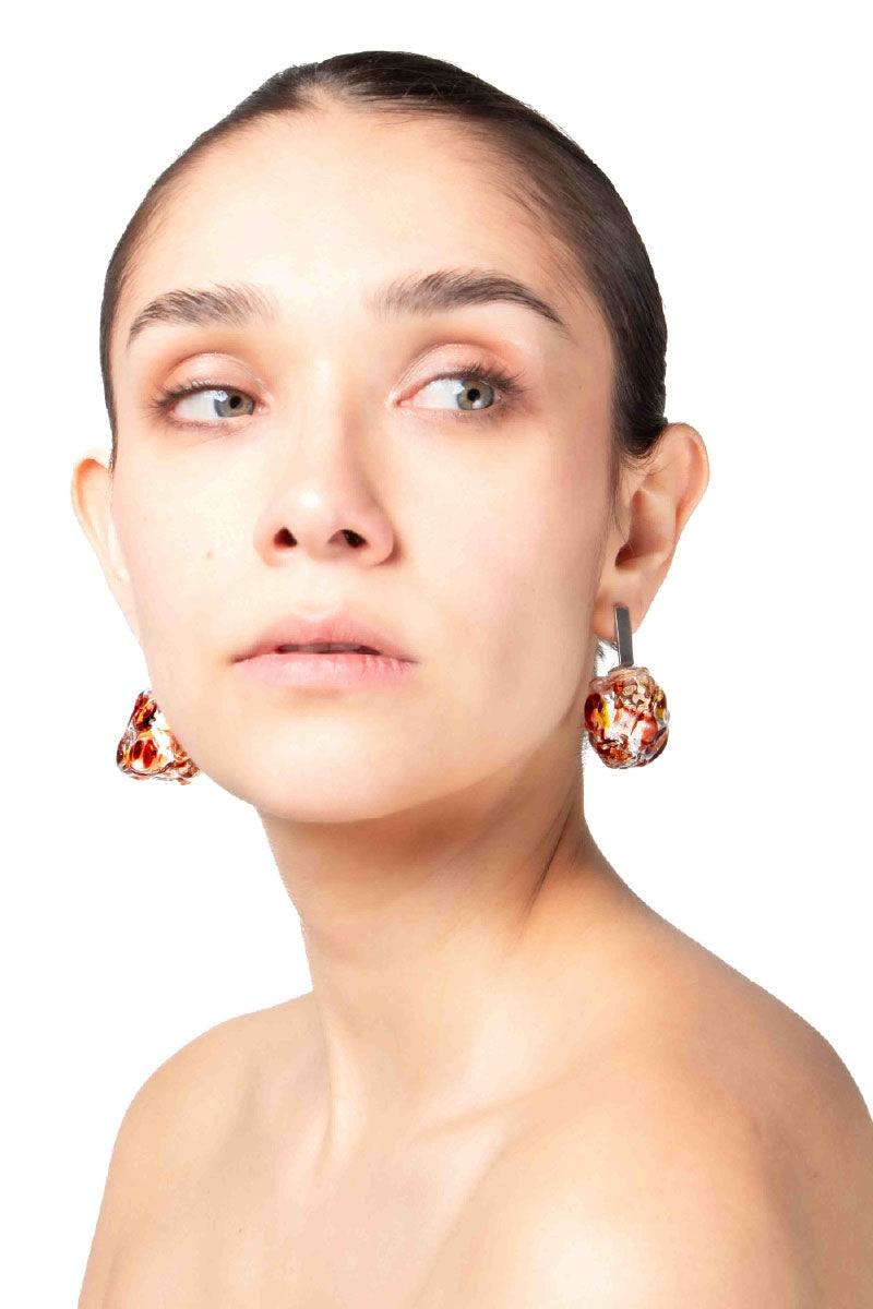 Salvárea Soplo M amber earrings featuring red and gold tones, hanging from delicate hooks, stylish and lightweight jewelry.
