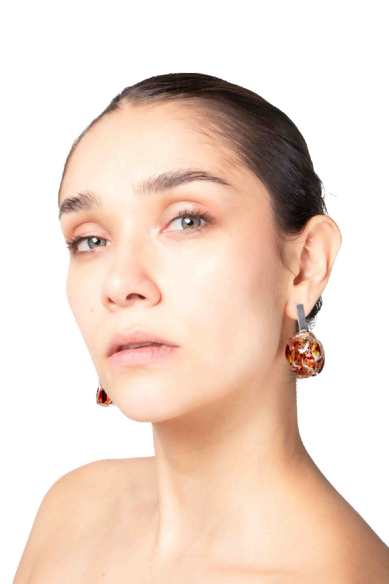 Salvára Soplo M amber earrings featuring red and gold tones with intricate design, displayed on a white background.