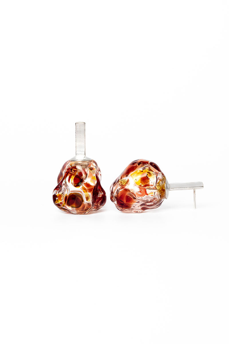 Salvárea Soplo M amber earrings featuring red and gold tones, showcasing elegant, handcrafted jewelry with a unique design.