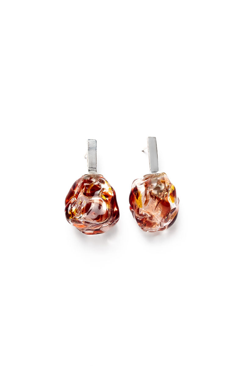 Salvára SOPLO M amber earrings featuring vibrant red resin with sleek gold-tone accents on a white background.
