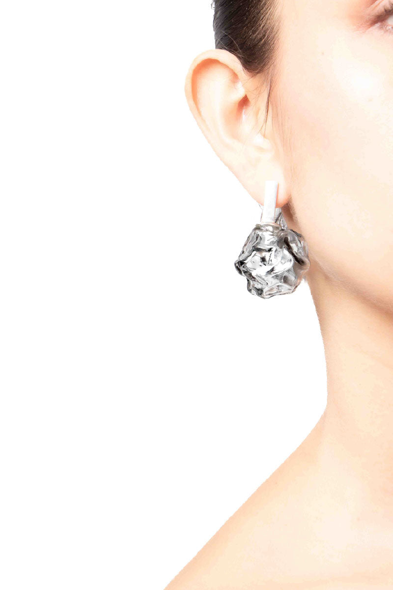 Salvára SOPLO M earrings in smoke color, stylish hoop earrings with a sleek, modern design.