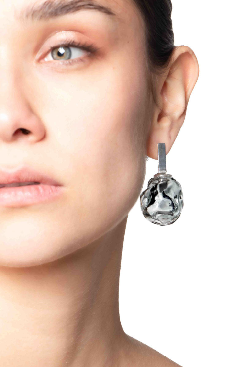 Salvára SOPLO M earrings in smoke color, stylish dangling earrings with a sleek, modern design on a white background.