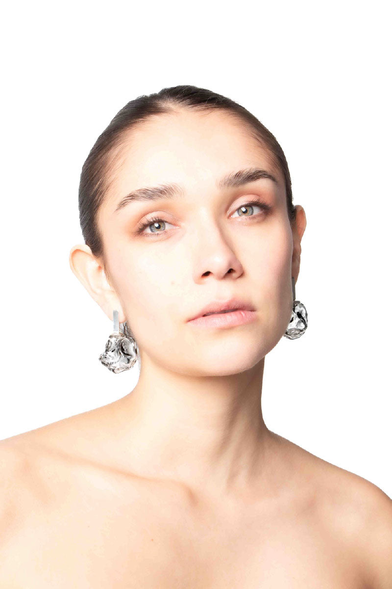Salvárea Soplo M earrings in smoke color, stylish teardrop-shaped earrings with a modern design, shown on a neutral background.