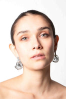 Salvárea Soplo M earrings in smoke-colored design, showcasing elegant, lightweight earrings with a modern, artistic style.