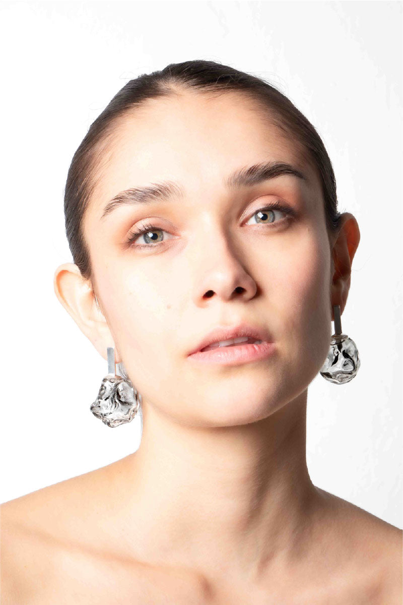 Salvárea Soplo M earrings in smoke-colored design, showcasing elegant, lightweight earrings with a modern, artistic style.