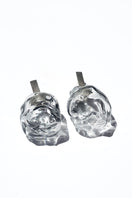 Salvára Soplo M earrings in smoky gray with delicate, curved design, showcasing elegant and modern jewelry style.
