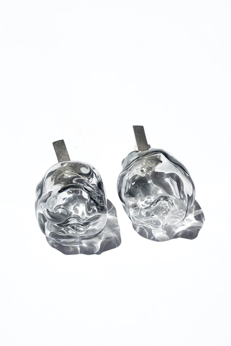 Salvára Soplo M earrings in smoky gray with delicate, curved design, showcasing elegant and modern jewelry style.