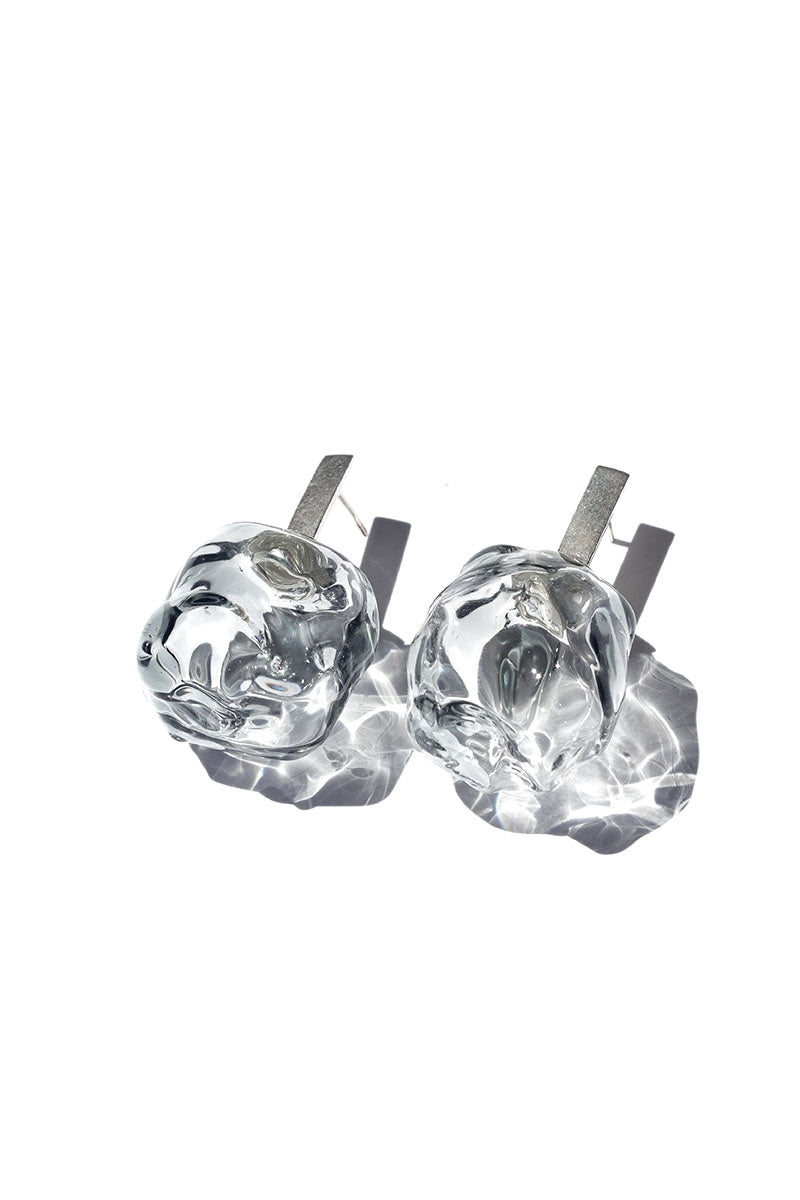 Salvárea Soplo M earrings in smoke color, featuring modern design with sleek, lightweight metal hoops for stylish wear.
