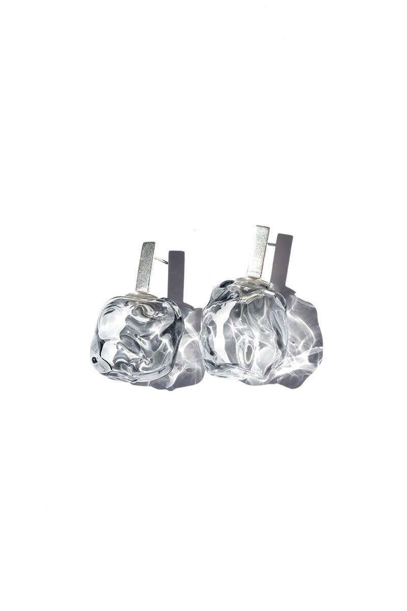 Salvárea Soplo M earrings in smoke color, stylish earrings featuring a sleek, modern design with a smoky finish.