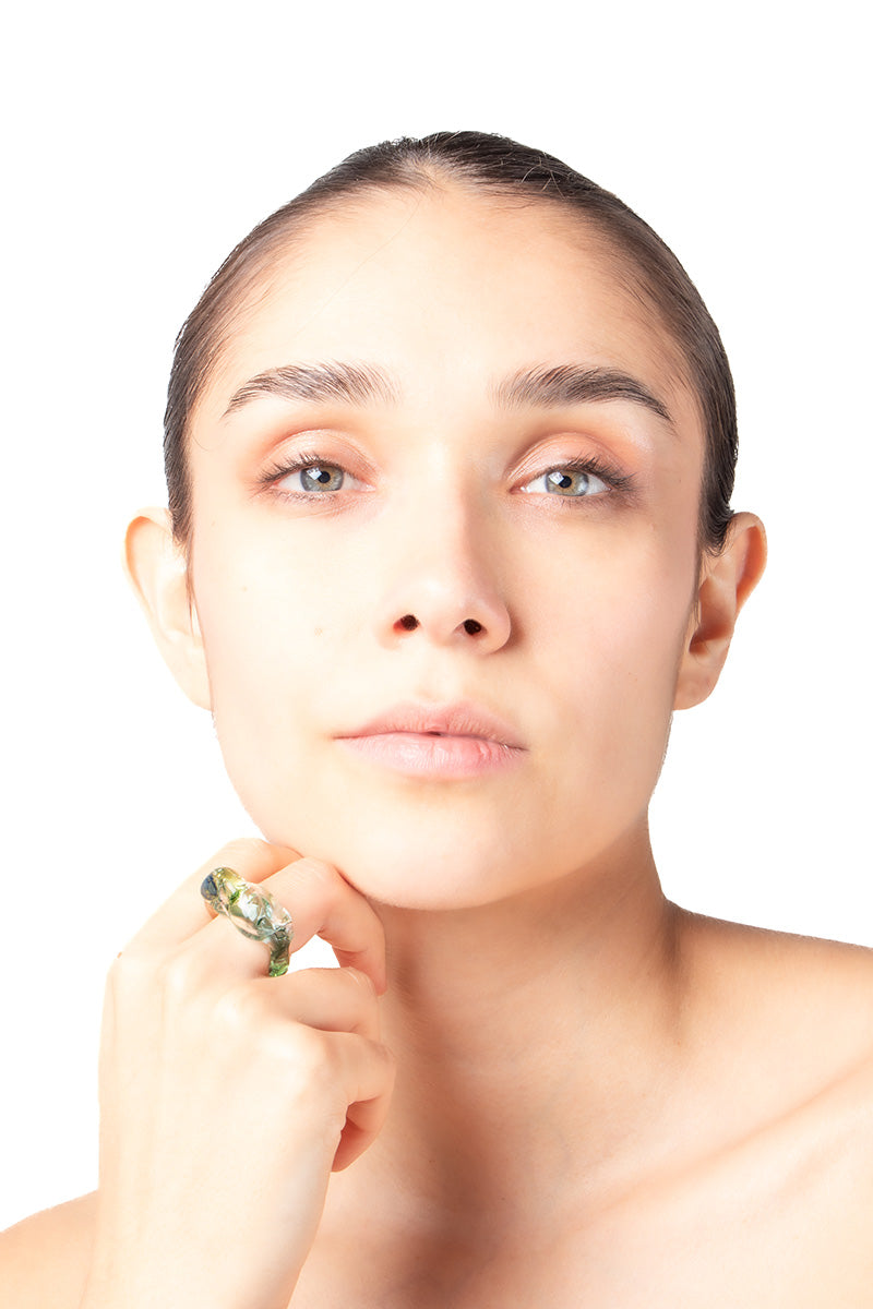 Salvárea Soplo ring set featuring green rings with intricate designs, showcasing elegant jewelry for stylish accessories.