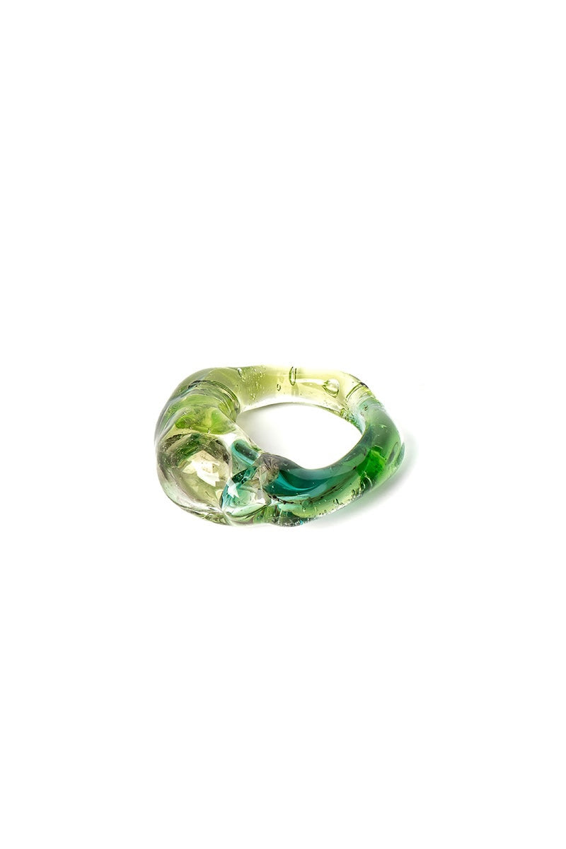 Salvárea Soplo Ring Set featuring elegant green rings with intricate designs, showcasing a stylish and modern jewelry collection.