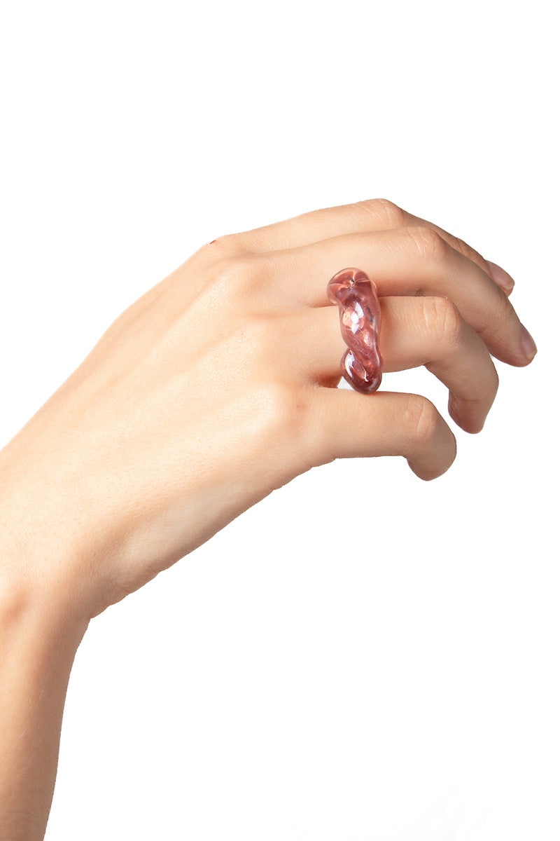 Salvára SOPLO ring set featuring elegant mauve rings with delicate detailing, perfect for stylish layered jewelry looks.