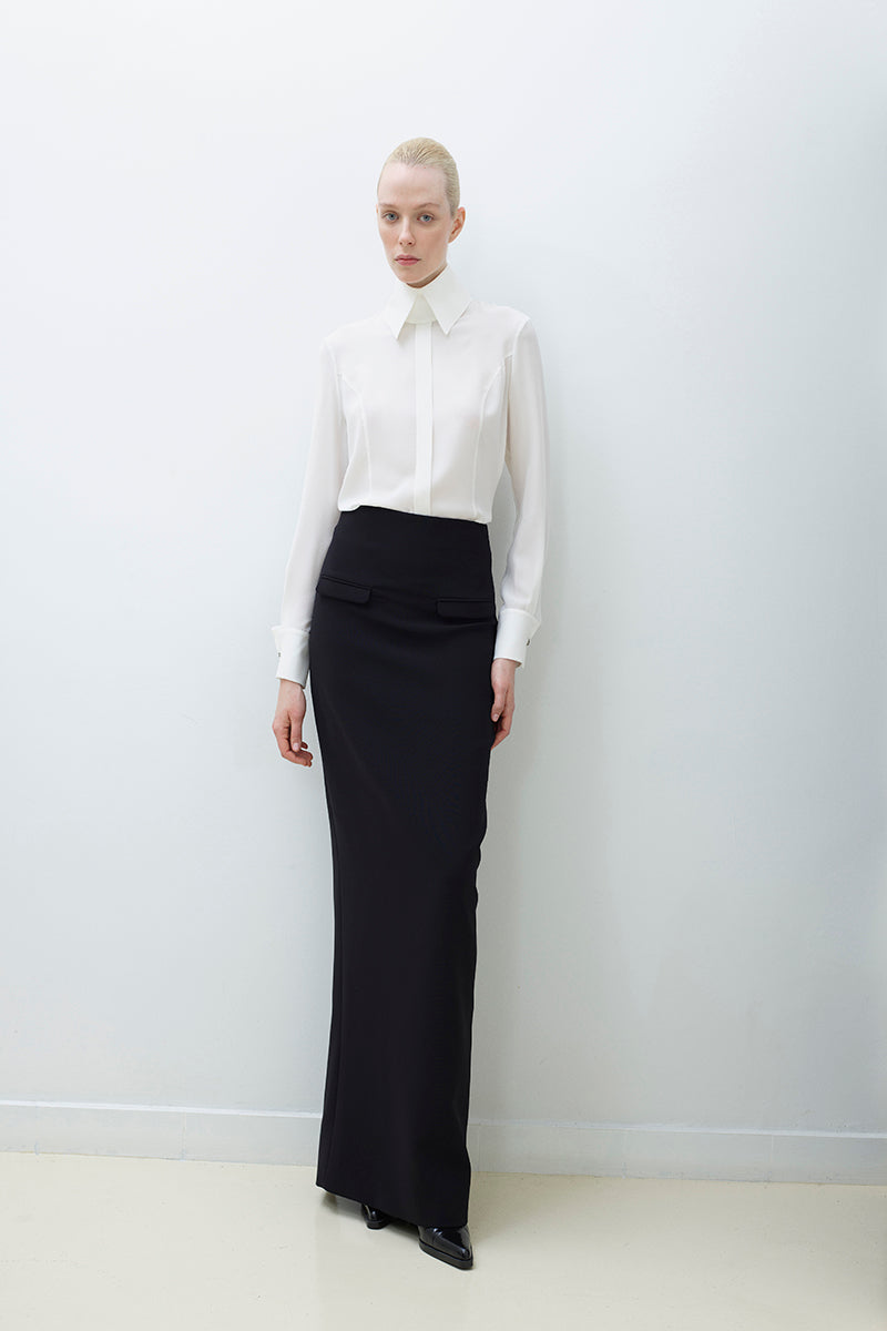 بلوزة ذات ياقة عالية