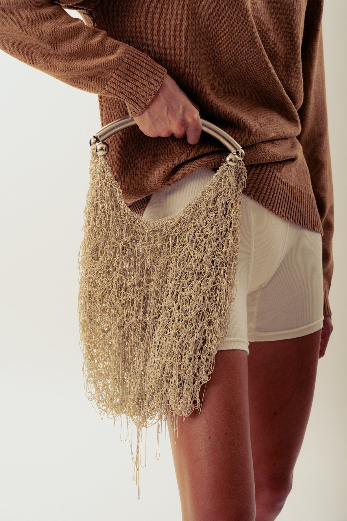 Millanne Tale Neus cream shoulder bag with sleek design and adjustable strap, perfect for casual or formal outings.