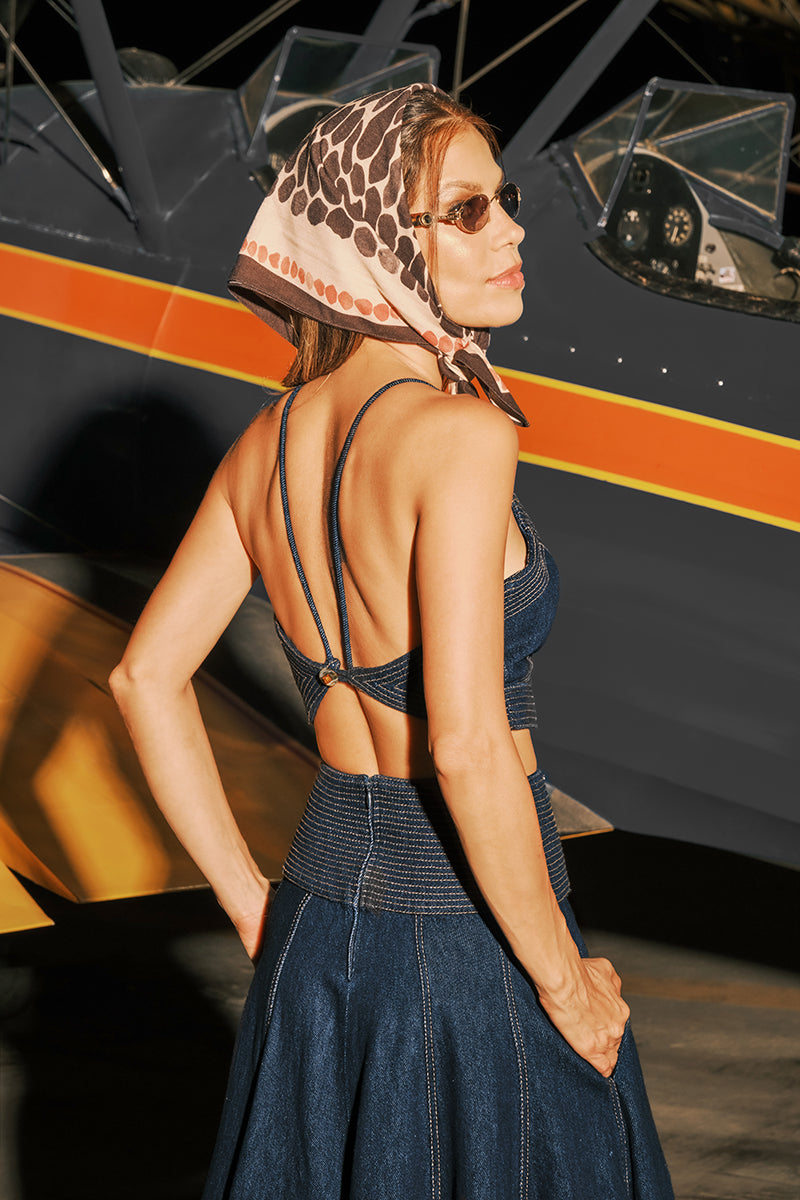 DUMA&CO NODO TOP in soft fabric, featuring a relaxed fit and stylish design, shown on a model with neutral background.