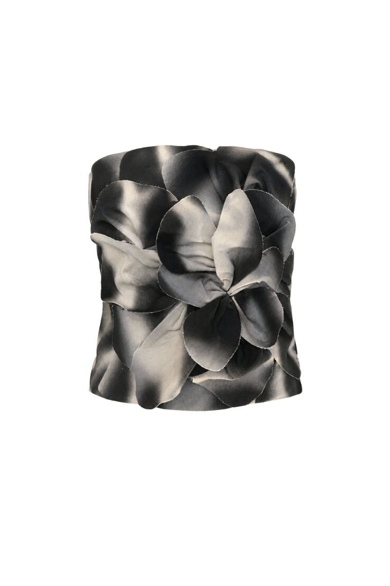 Black printed Tropicalia top by Tinta Latina featuring vibrant tropical patterns and a stylish, comfortable fit.