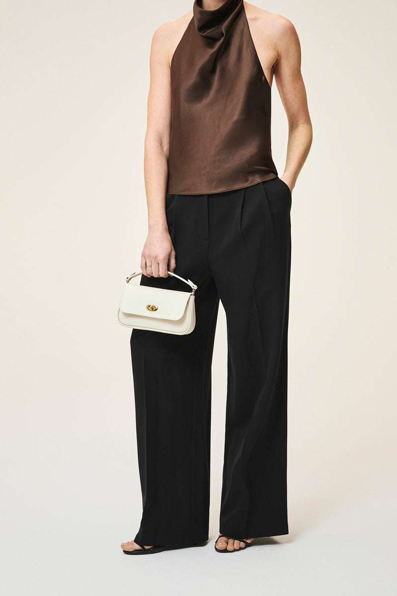 TUSTING HETTIE IN CLOUD clutch bag with soft cloud-colored exterior and sleek design, perfect for stylish occasions.