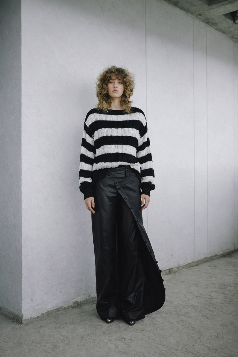 Ivory and black two-tone knitted sweater by MAZ Manuela Álvarez, featuring a cozy, stylish design and textured knit pattern.