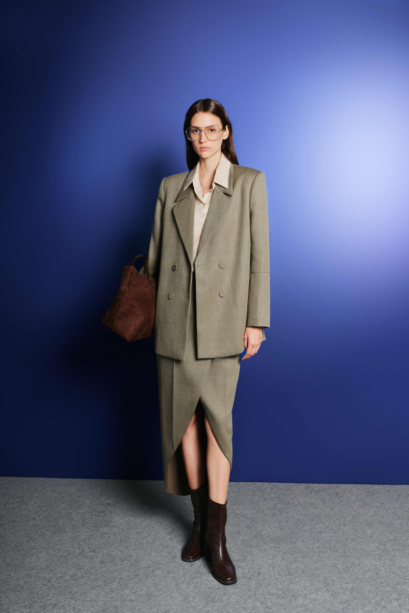 Lecia tailored midi skirt with structured fabric and clean lines, showcasing a sophisticated and versatile design.