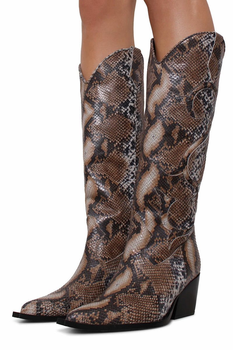 Terry de Havilland cowboy boots in sandy beige leather with pointed toes and decorative stitching, stylish Western footwear.