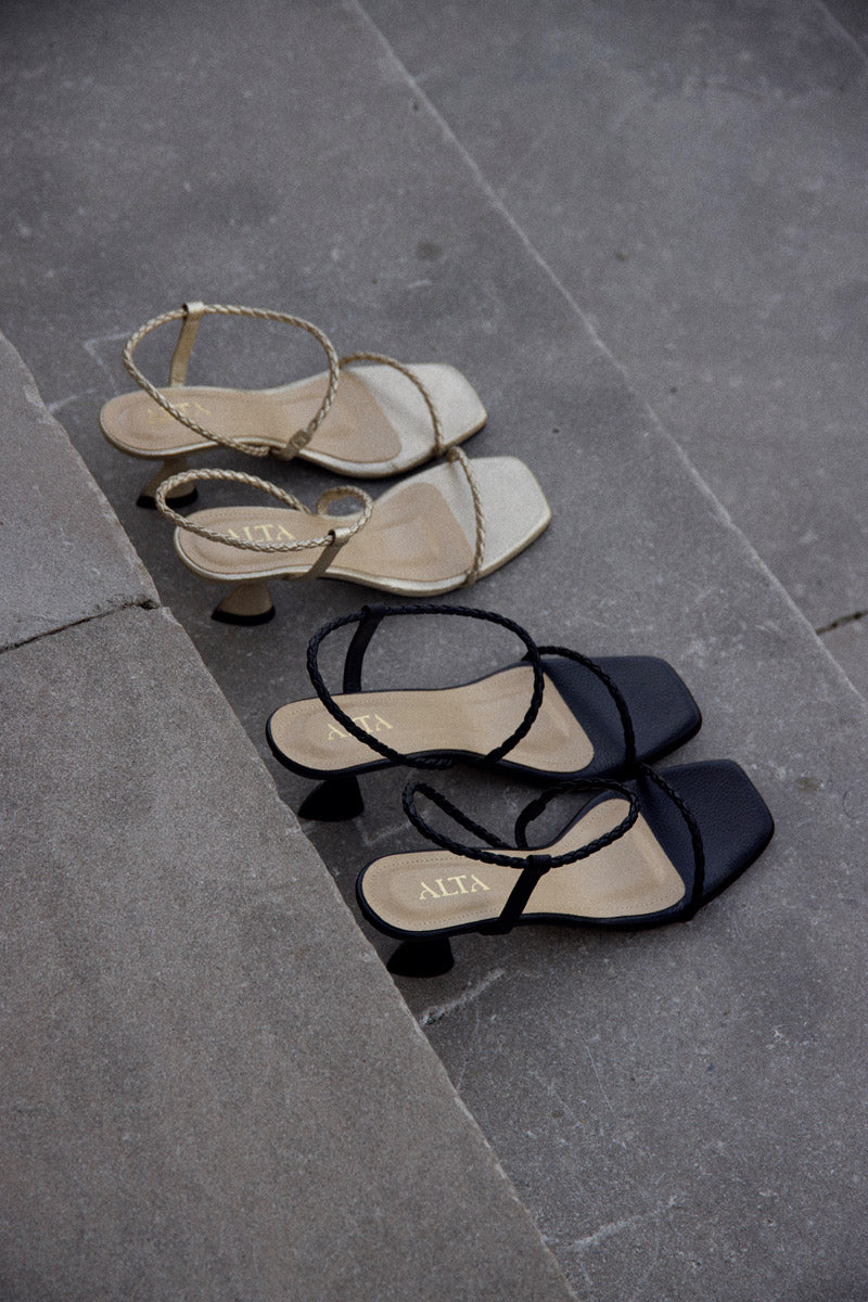 Alta Dora black sandals with open toe design and adjustable straps, ideal for casual summer wear.