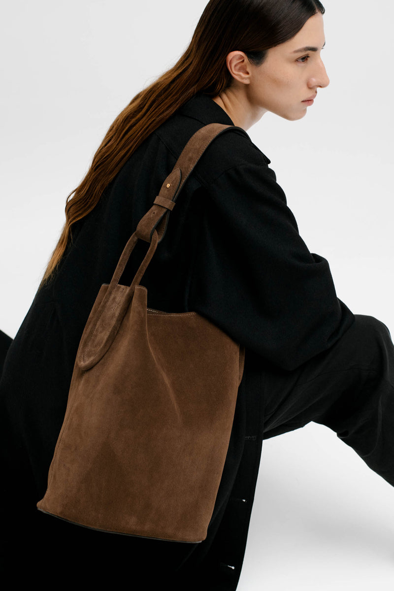 ISIDORA MALVA Tierralta tote bag in chocolate suede, shoulder bag with sleek design and spacious interior.