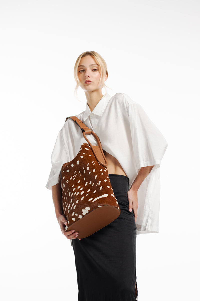 ISIDORA MALVA Tierralta Tote Bambi shoulder bag with leather handles and floral fabric design, stylish and spacious for everyday use.