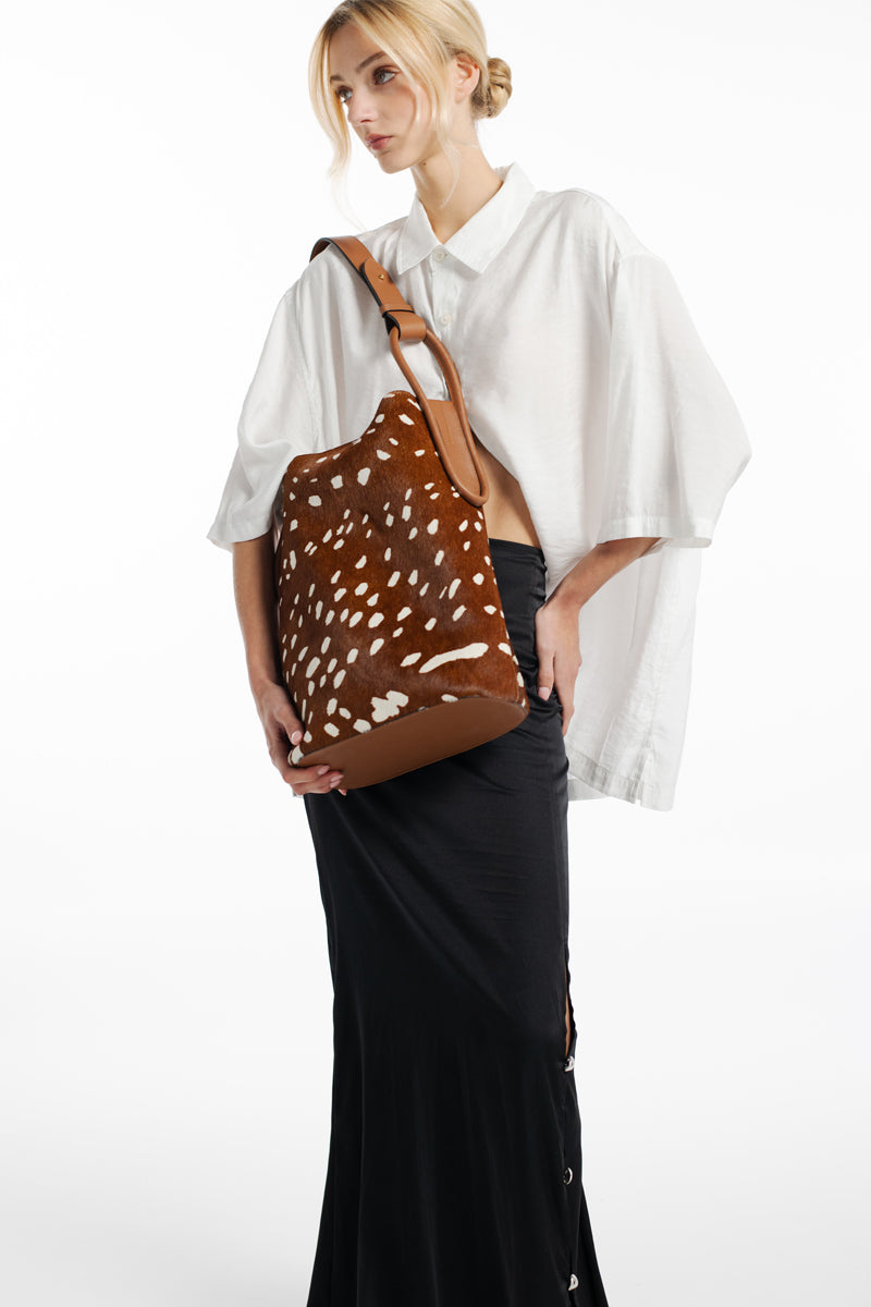 ISIDORA MALVA Tierralta Tote Bambi shoulder bag with floral pattern, featuring two handles and spacious interior.