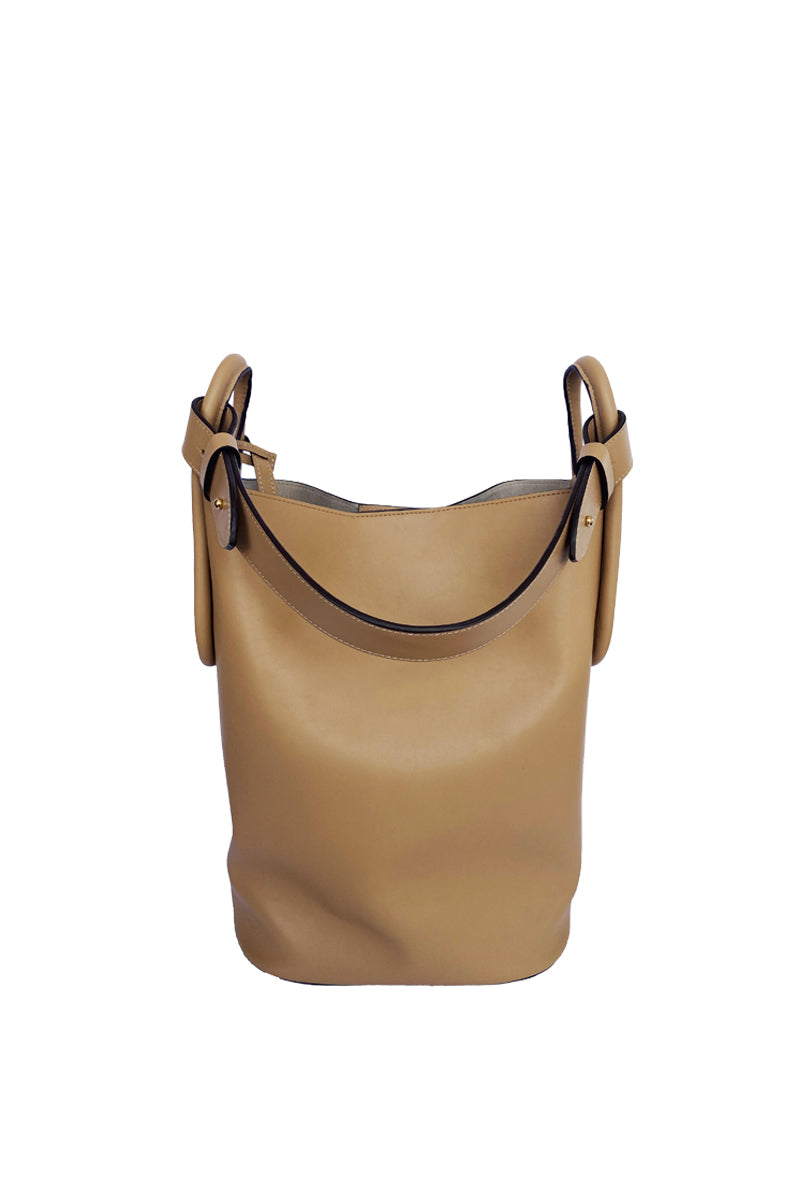 ISIDORA MALVA Tierralta leather tote bag in camel color, stylish shoulder bag with sturdy handles and spacious interior.