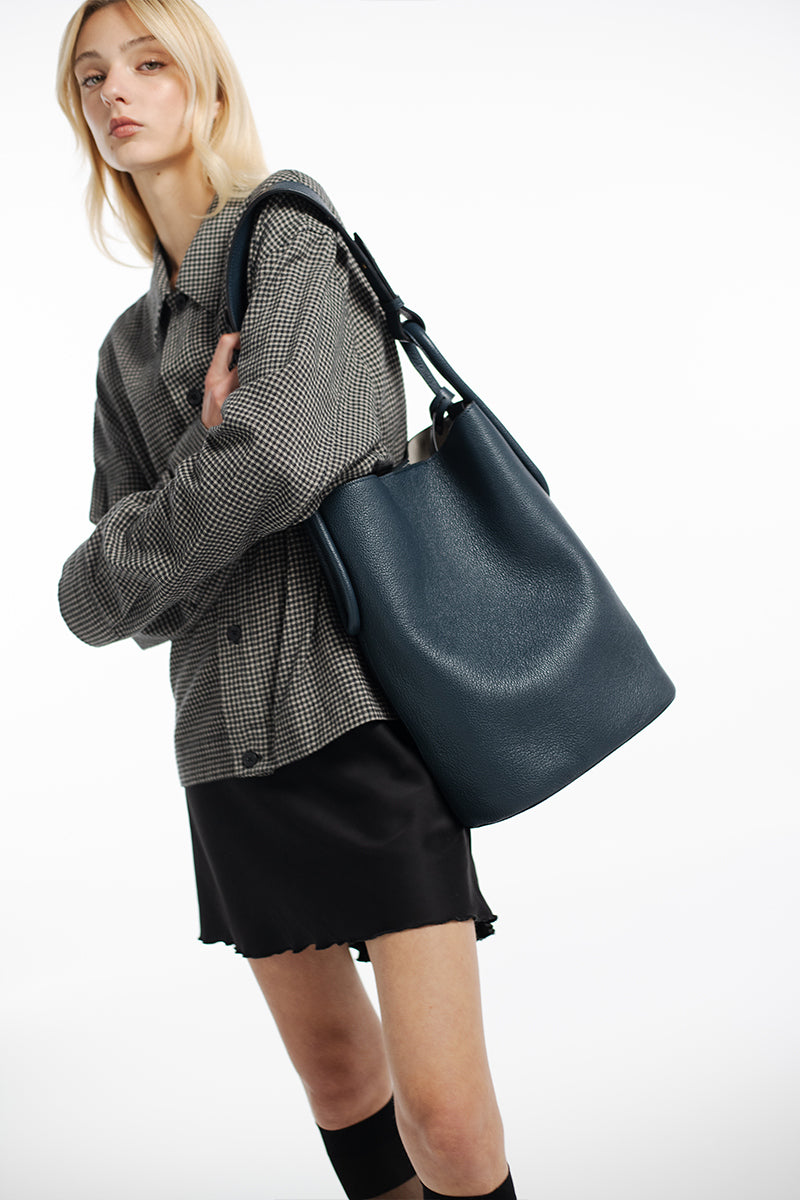 ISIDORA MALVA Tierralta Tote shoulder bag in night blue with sturdy handles and spacious interior, perfect for everyday use.