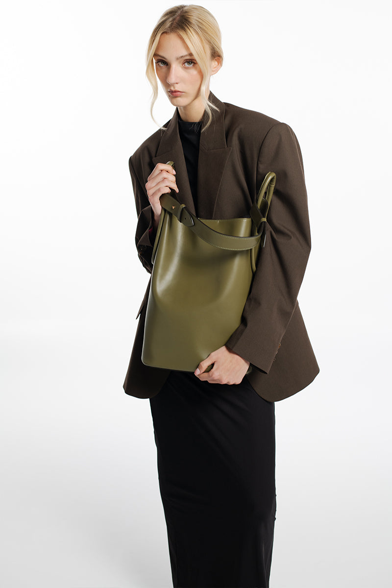 ISIDORA MALVA Tierralta Moss Green tote bag with shoulder strap, featuring a textured surface and spacious interior.