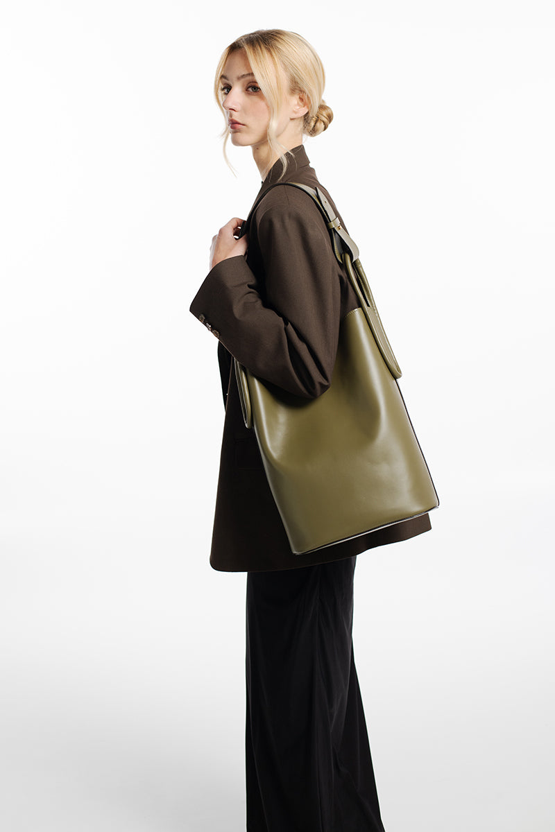 ISIDORA MALVA Tierralta tote bag in moss green with shoulder strap, showcasing its stylish and eco-friendly design.