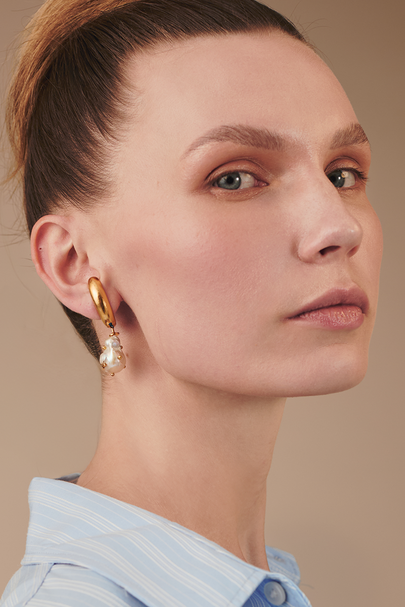 Gold Tokyo Climber earrings by Fenomena featuring a stylish, layered design for a modern jewelry look.