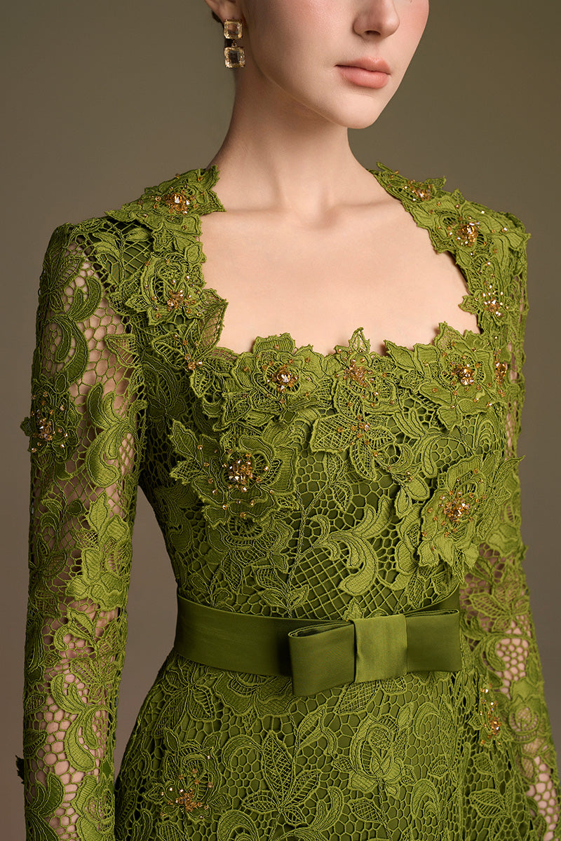 trapeze line dress This emerald green Christian Dior dress from 1958, designed by Yves Saint Laurent, reflects key elements of his Spring/Summer 1958 Trapeze Collection. The softly structured silhouette, fitted bodice, and flared skirt align