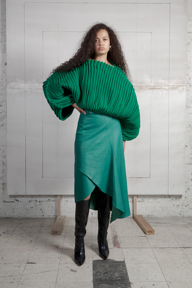 Maz Manuela Álvarez tube petal leather maxi skirt in Milano green, featuring a sleek, fitted design and elegant leather texture.