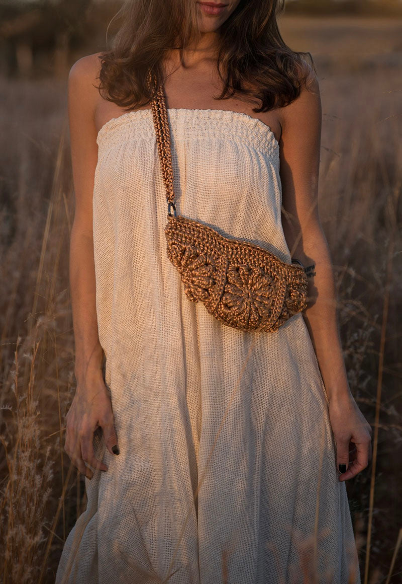 Mara Brazil Tulipa Camel shoulder bag with a sleek design and soft leather finish, featuring a spacious interior and stylish strap.