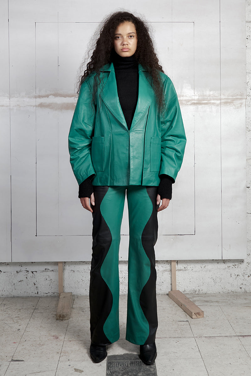 Two-tone leather Mountain trousers in black and Milano green by MAZ Manuela Álvarez, showing the stylish design and color contrast.