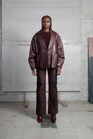 Black and wine red two-tone leather mountain trousers by MAZ Manuela Álvarez, stylish and modern pants with contrasting colors.