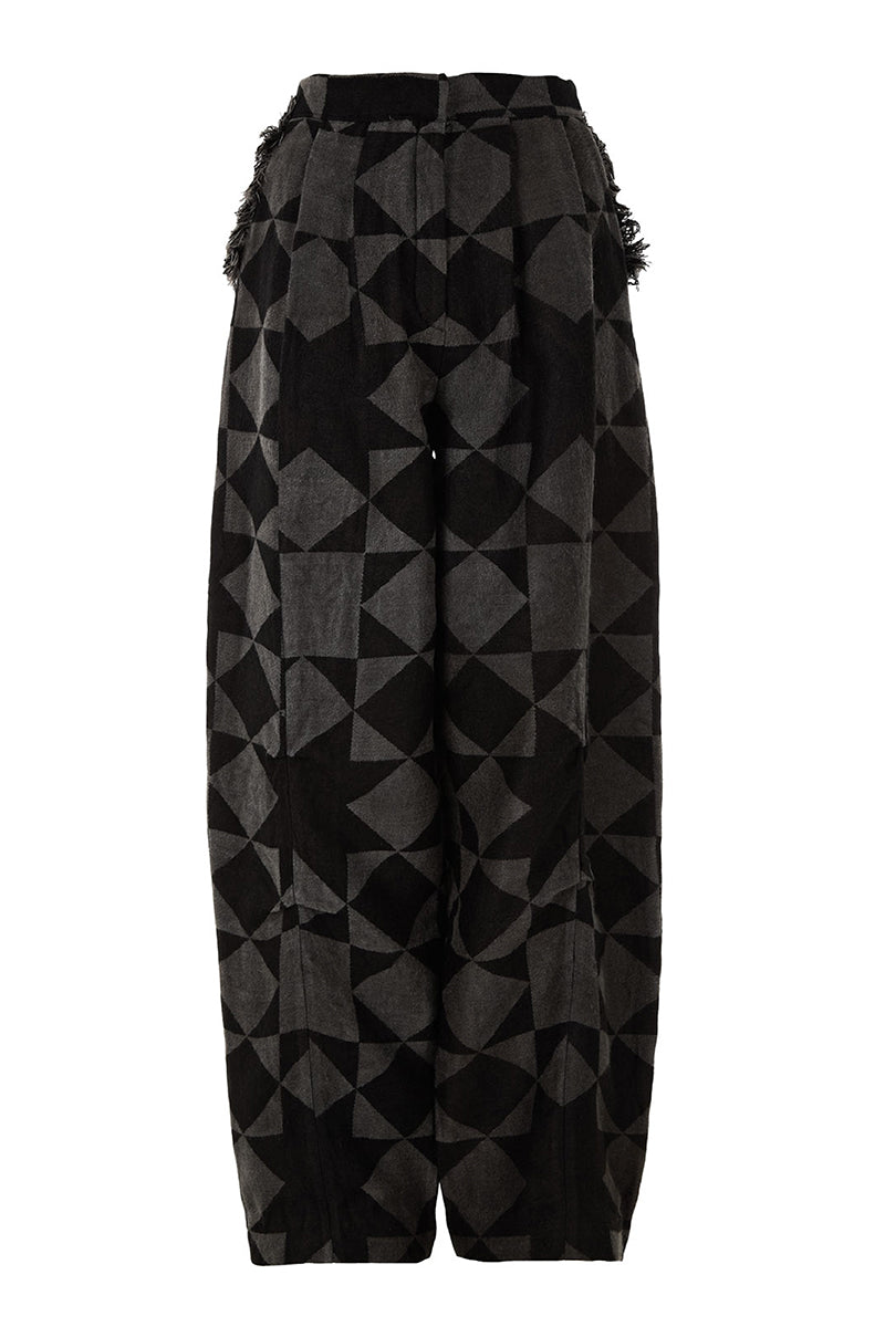 Maz Manuela Álvarez baggy pattern pants with loose fit and colorful geometric design, shown on a neutral background.