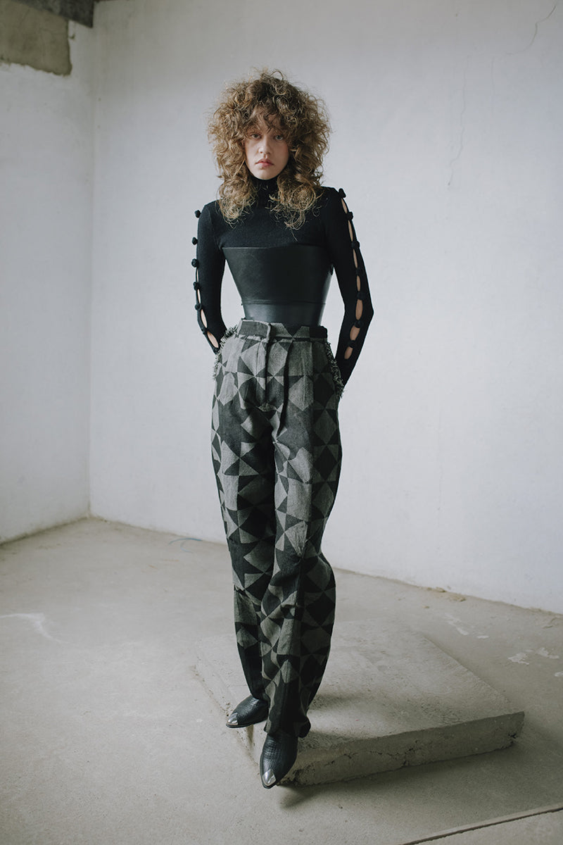 Maz Manuela Álvarez baggy pattern pants with loose fit, featuring bold geometric designs and comfortable fabric.