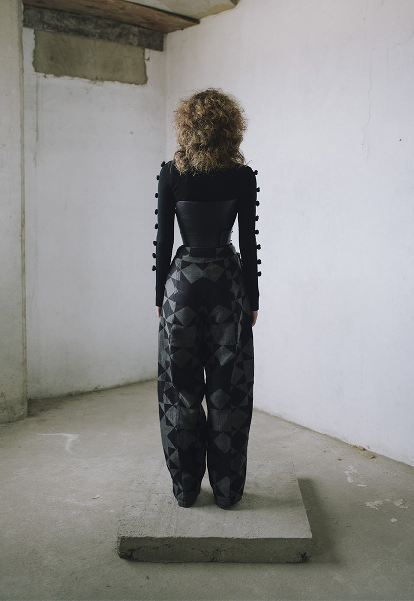 Maz Manuela Álvarez baggy pattern pants with loose fit and stylish design, shown in a natural fabric and relaxed silhouette.