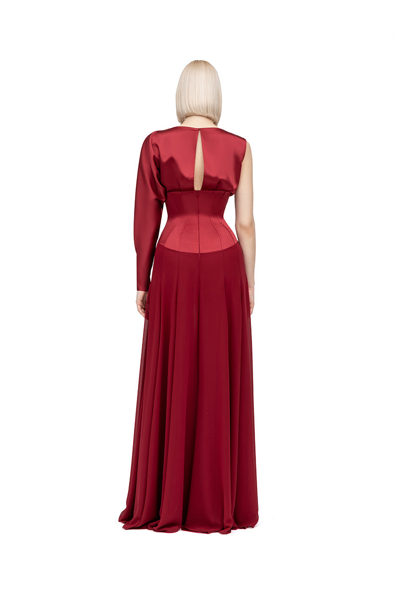 Moon Hakaan Yildirim Melisa burgundy maxi dress with flowing fabric and elegant design, shown on a model.