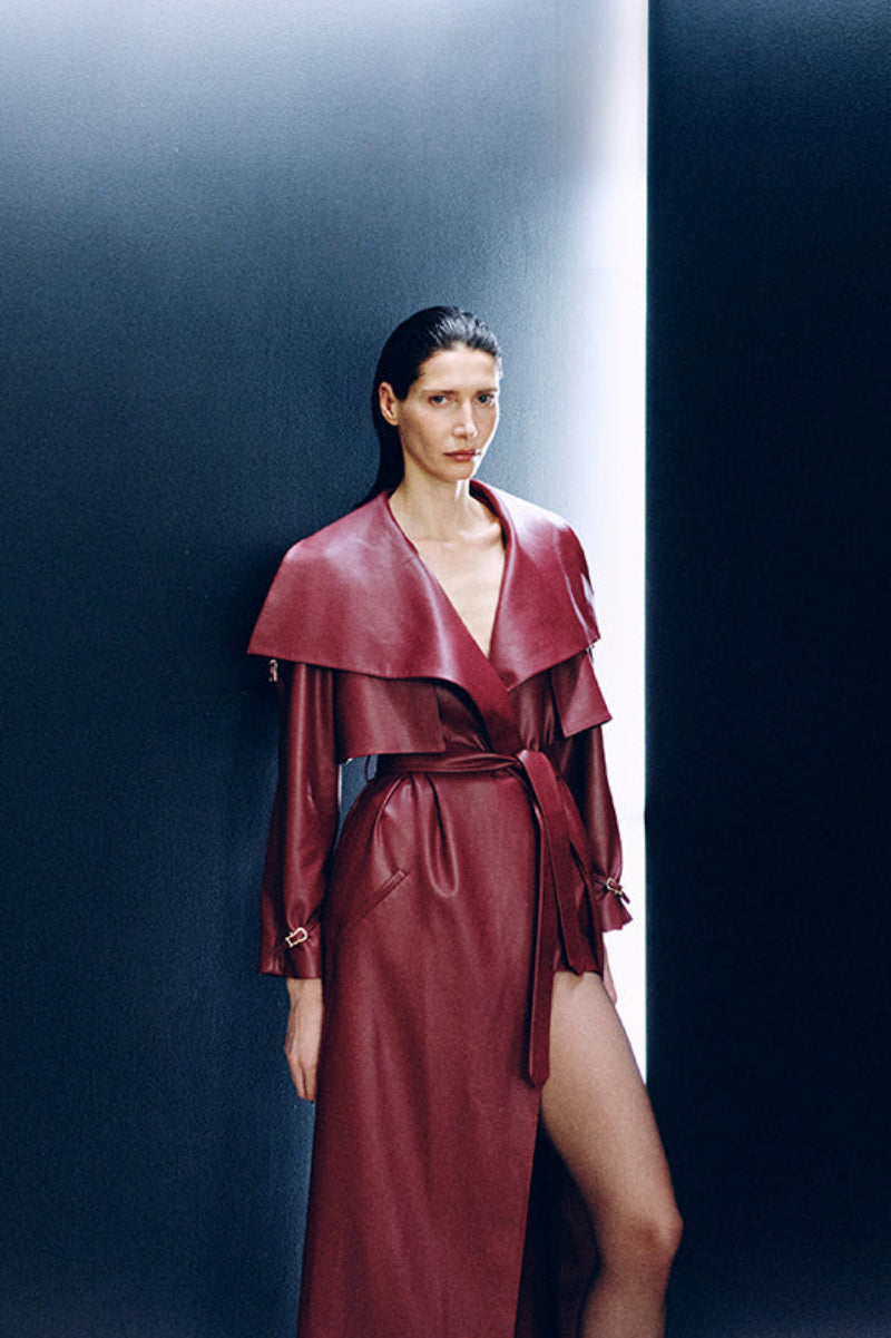 Kris Marán vegan leather maxi trench coat in burgundy with buckles, long coat with stylish design and modern silhouette.