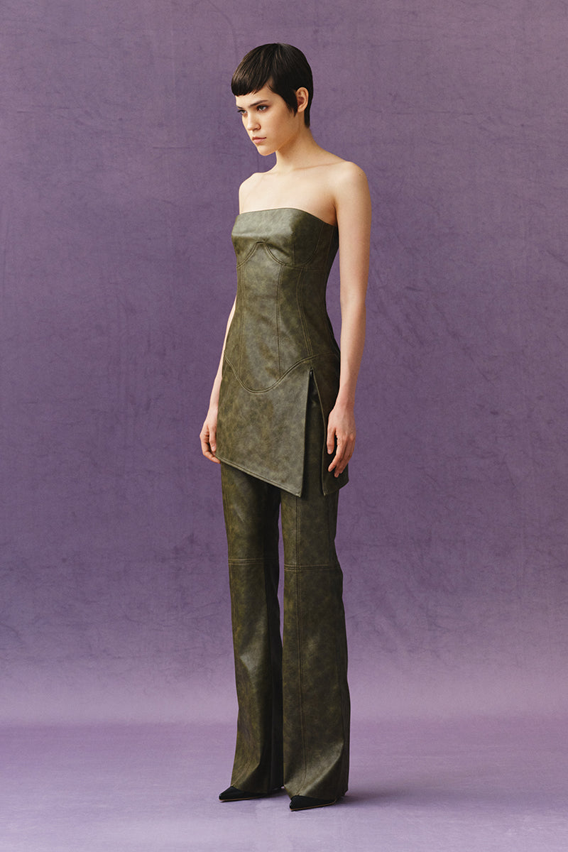Sayya ECO GREEN leather pants with a fitted waist and sleek design, showcasing stylish eco-friendly fashion.