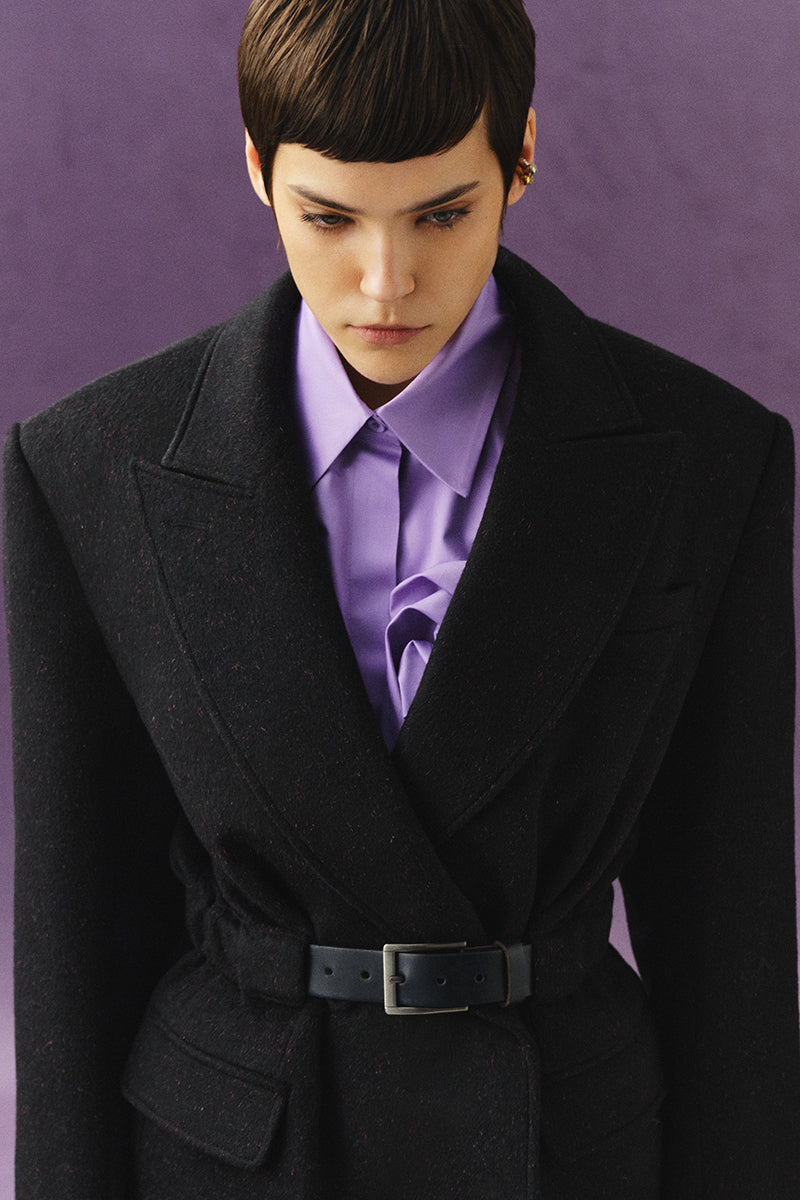 Sayya Venera black suit jacket, tailored men's jacket with sleek design, shown on a hanger with a structured fit and classic lapel.