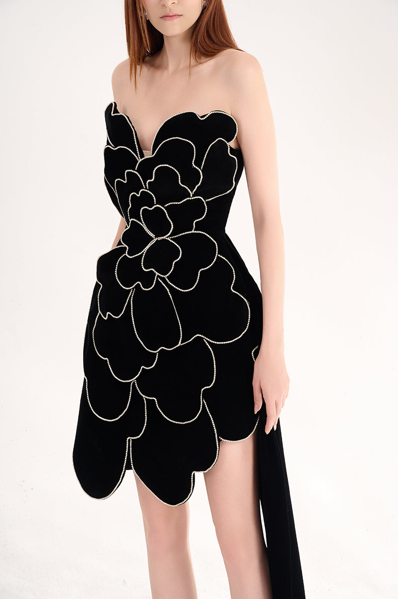 VELVET V-NECK PETAL STRAPLESS MINI DRESS IN BLACK - CULT MIA
