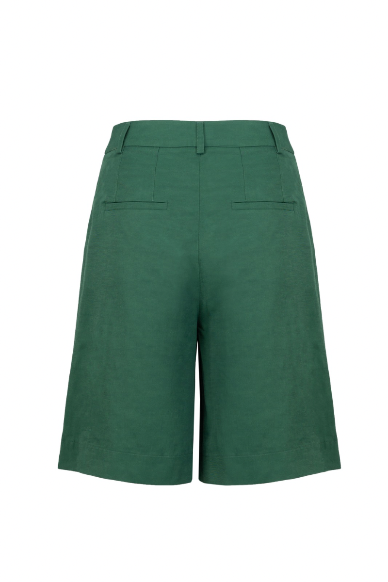 TAILORED SHORTS IN LUSH GREEN - CULT MIA