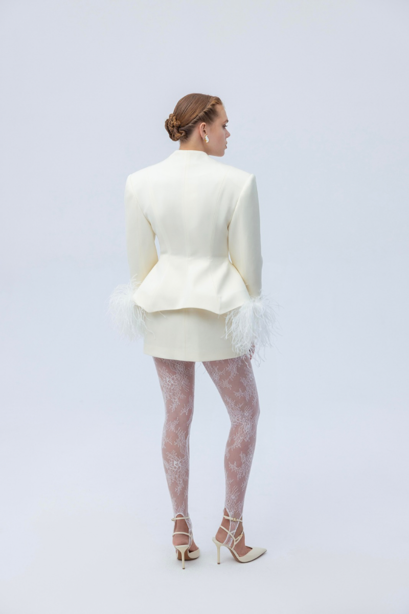 Santa Brands ivory lacet leggings, stylish pants with lace-up detail, shown on a model against a white background.