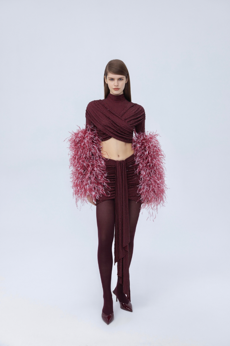 LONG FEATHER MITTENS IN MULBERRY