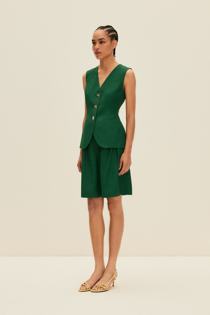 TAILORED SHORTS IN LUSH GREEN - CULT MIA